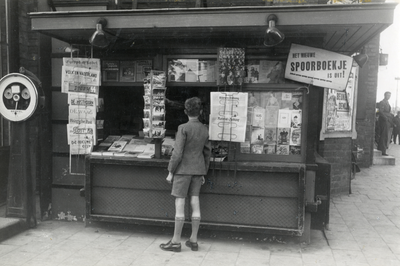97553 Afbeelding van de krantenkiosk aan de noordoosthoek van het Jaabeursrestaurant (Vredenburg 41) te Utrecht.